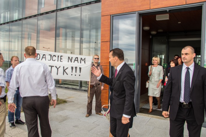 Radosław Sikorski w Elblągu. Konferencja, spacer oraz lody na rzece Elbląg