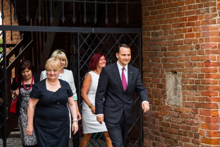 Radosław Sikorski w Elblągu. Konferencja, spacer oraz lody na rzece Elbląg