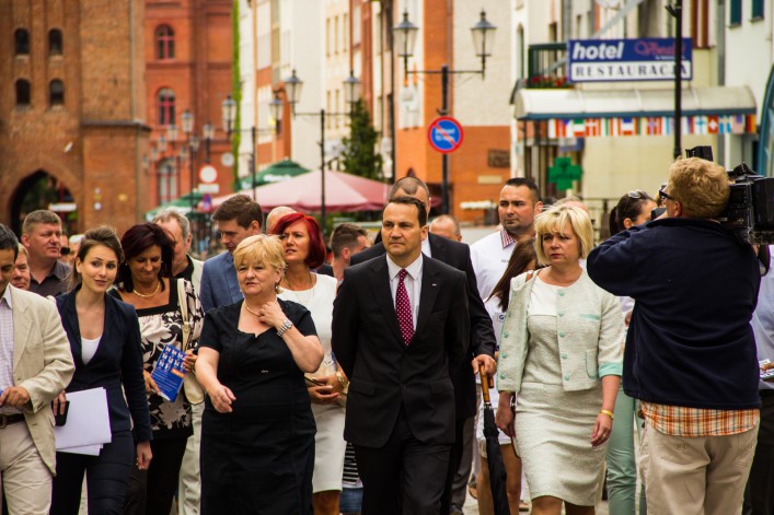 Radosław Sikorski w Elblągu. Konferencja, spacer oraz lody na rzece Elbląg