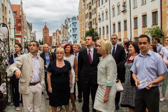 Radosław Sikorski w Elblągu. Konferencja, spacer oraz lody na rzece Elbląg