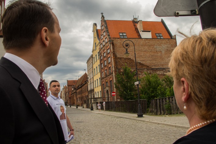 Radosław Sikorski w Elblągu. Konferencja, spacer oraz lody na rzece Elbląg