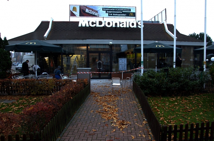 Wejście do Mc Donalda zagradzają taśmy remontowe. 