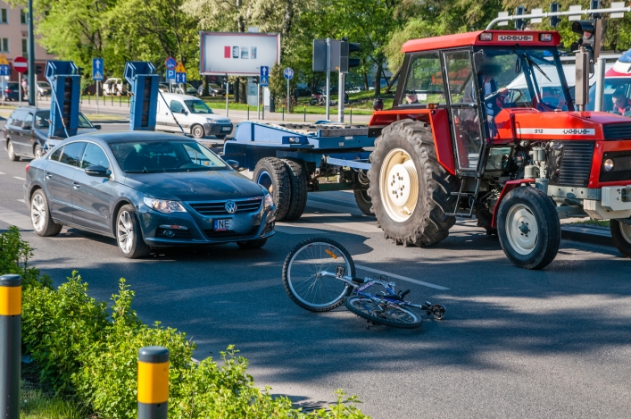 Rowerzysta chciał przejechać na czerwonym. Doszło do potrącenia