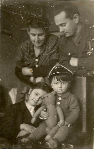 W domu na ulicy Kordeckiego latem 1945. Specjalnie przebrał się w mundur, gdyż na ulicy groziło mu aresztowanie. Wkrótce potem musieli uciekać z tego mieszkania.