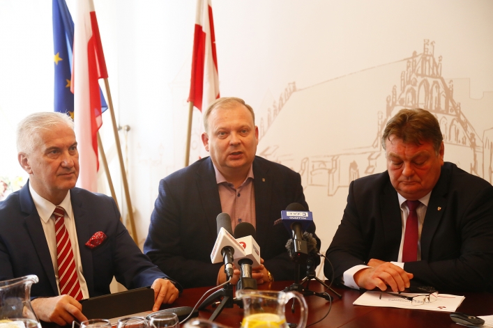 Rządowe zmiany w prawie uderzają w samorządy. Elbląg będzie to kosztować ok. 40 mln zł w 2020 r.