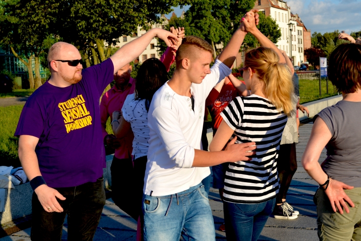 Salsa na bulwarze w rytm zachodzącego słońca