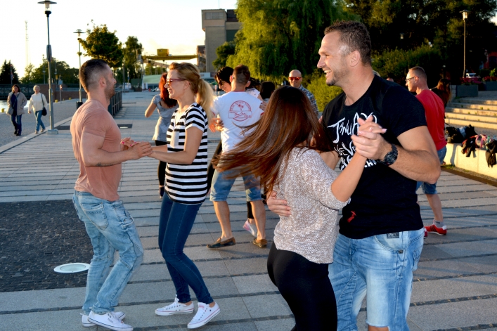 Salsa na bulwarze w rytm zachodzącego słońca