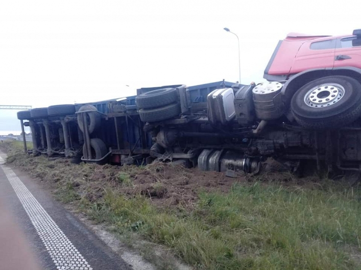 Samochód ciężarowy wypadł z drogi na „siódemce”