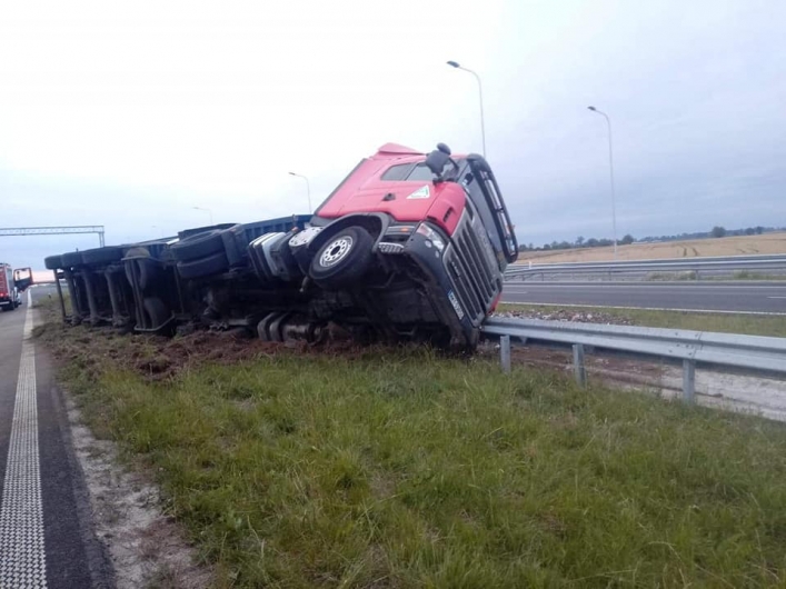 Samochód ciężarowy wypadł z drogi na „siódemce”