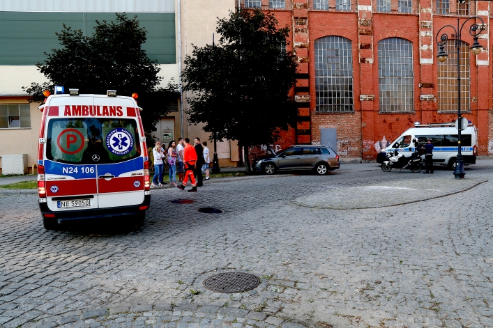 Samochód uderzył w drzewo. Pasażerka poszkodowana