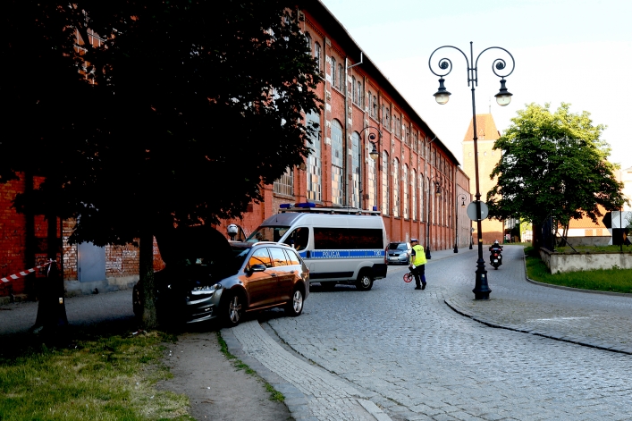 Samochód uderzył w drzewo. Pasażerka poszkodowana