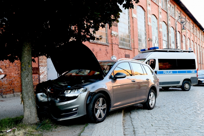 Samochód uderzył w drzewo. Pasażerka poszkodowana