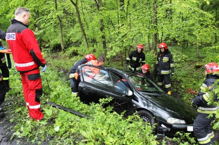 Samochód w rowie. Ranna kobieta
