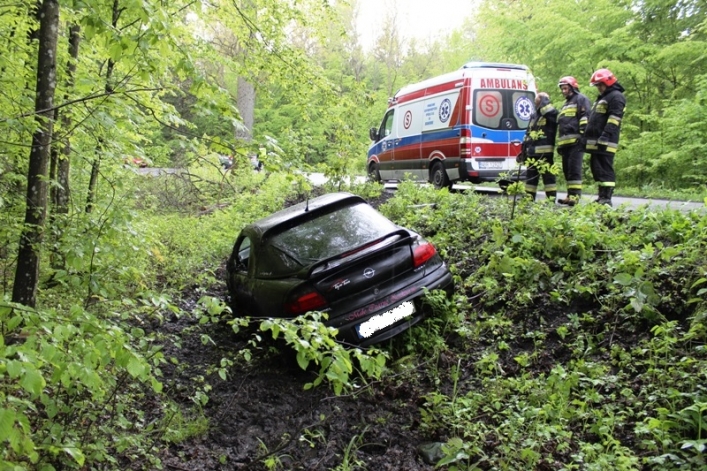 Samochód w rowie. Ranna kobieta