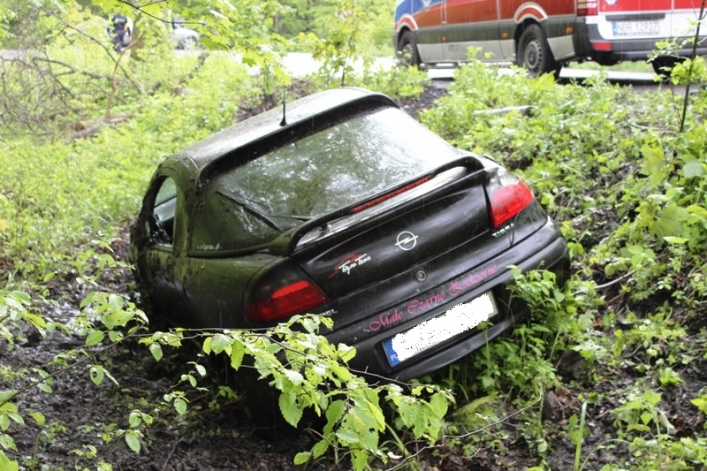 Samochód w rowie. Ranna kobieta