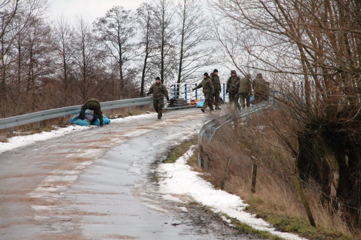 Saperzy stoczyli walkę z... zatorem lodowym. Most we wsi Cieciory uratowany