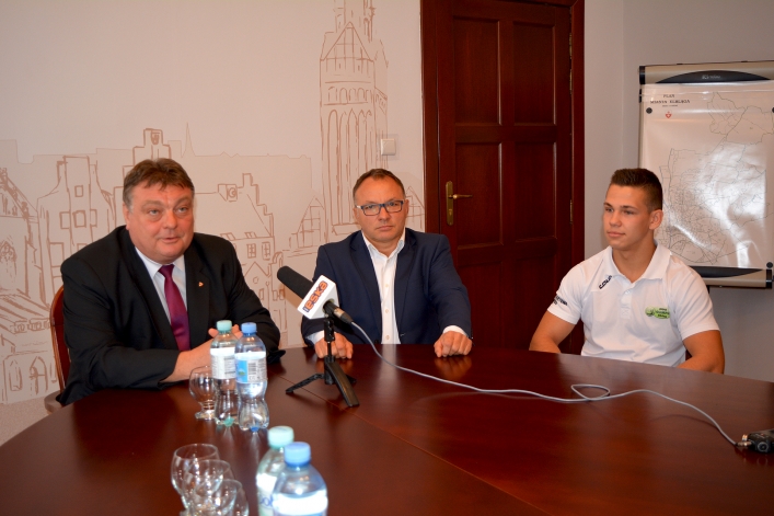 Sebastian Makowski i jego trener Leszek Wilk spotkali się z prezydentem Elbląga Witoldem Wróblewskim