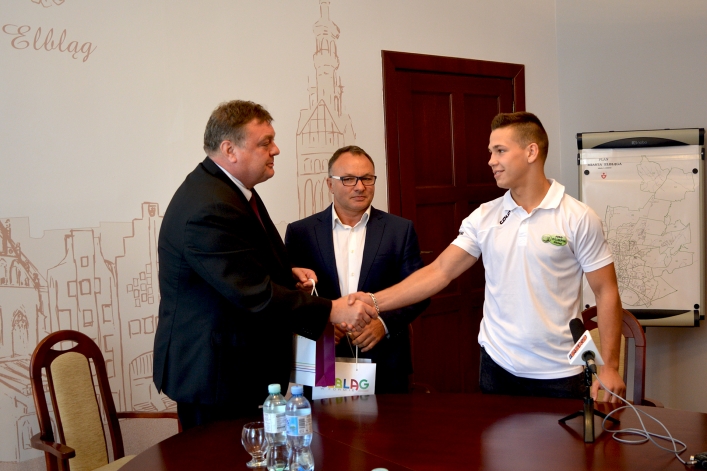 Sebastian Makowski i jego trener Leszek Wilk spotkali się z prezydentem Elbląga Witoldem Wróblewskim