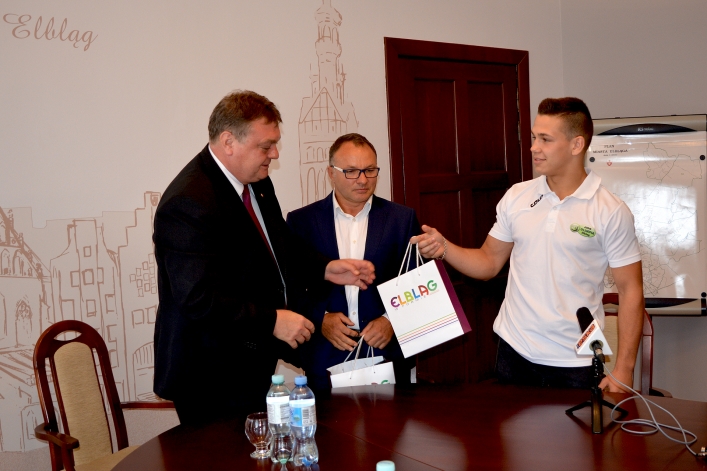 Sebastian Makowski i jego trener Leszek Wilk spotkali się z prezydentem Elbląga Witoldem Wróblewskim