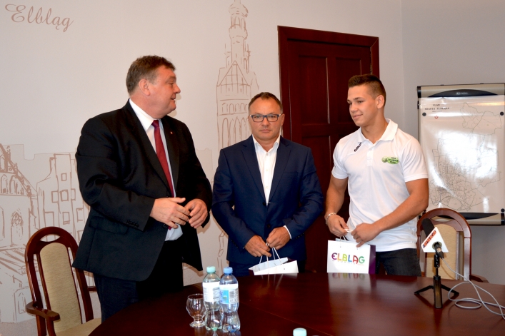 Sebastian Makowski i jego trener Leszek Wilk spotkali się z prezydentem Elbląga Witoldem Wróblewskim