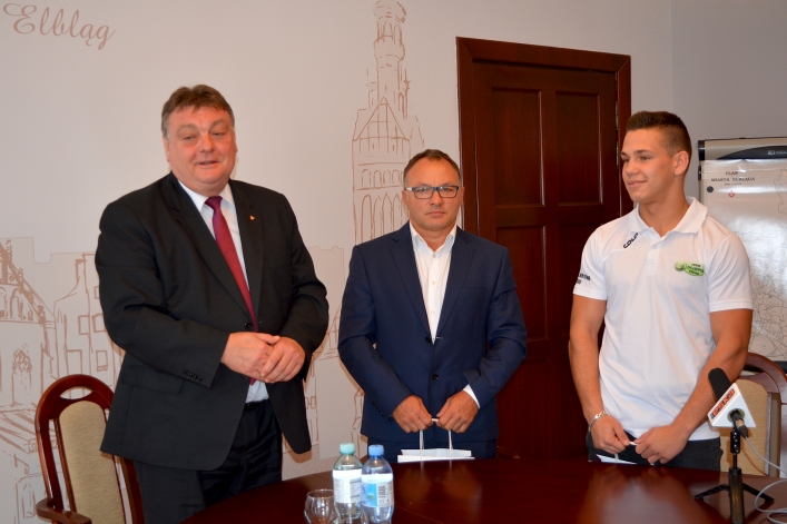 Sebastian Makowski i jego trener Leszek Wilk spotkali się z prezydentem Elbląga Witoldem Wróblewskim