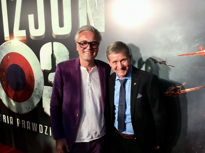 Uroczysta prapremiera polskiego filmu „Dywizjon 303. Historia prawdziwa”. Sławomir Malinowski (po prawej0 z reżyserem Denisem Deliciem