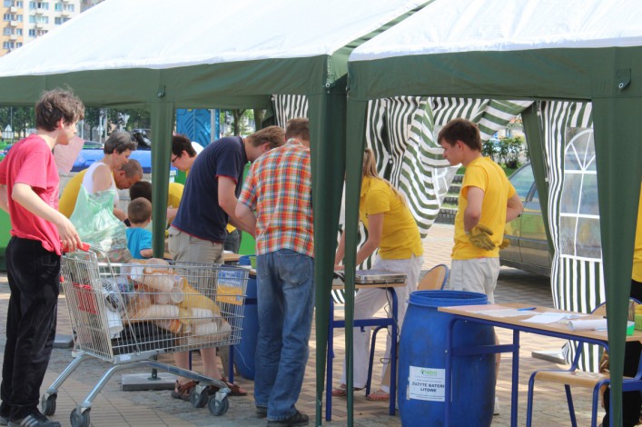 Śmieci za drzewka. VI Elbląskie Dni Recyklingu na Pl. Jagiellończyka