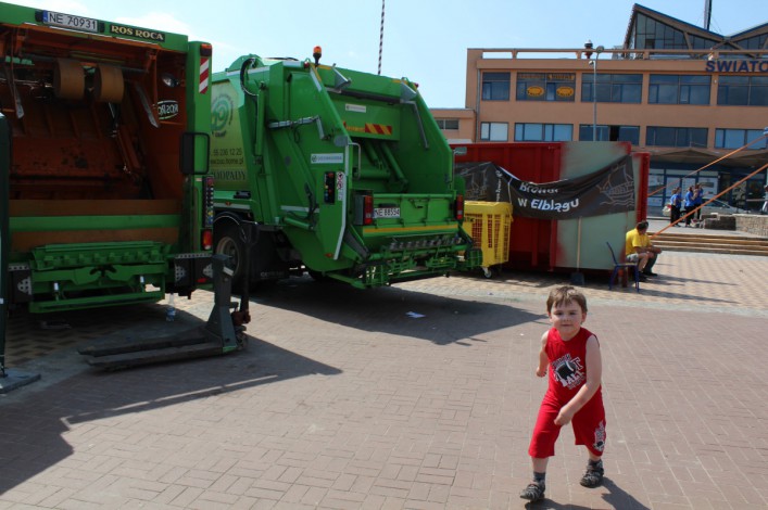 Śmieci za drzewka. VI Elbląskie Dni Recyklingu na Pl. Jagiellończyka