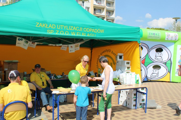 Śmieci za drzewka. VI Elbląskie Dni Recyklingu na Pl. Jagiellończyka