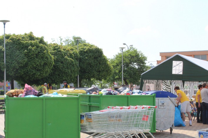Śmieci za drzewka. VI Elbląskie Dni Recyklingu na Pl. Jagiellończyka
