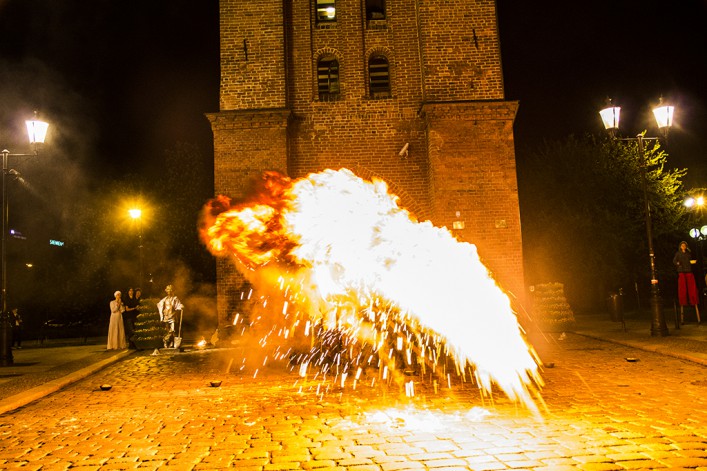 Sobotnia noc w muzeum, czyli pokazy ognia, wykłady, filmy oraz wystawy! (FOTO)