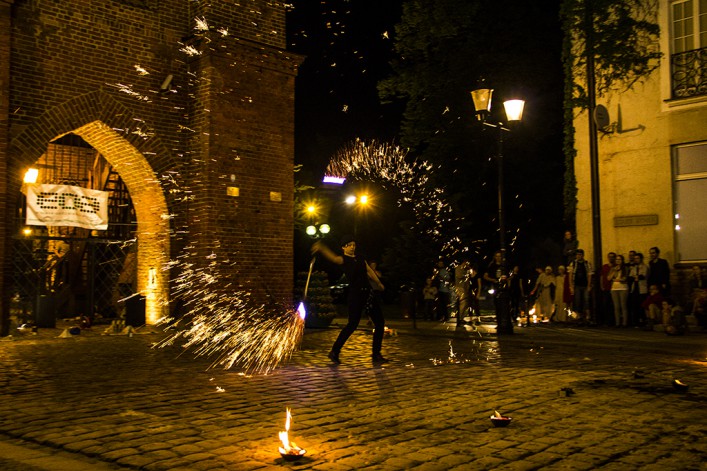 Sobotnia noc w muzeum, czyli pokazy ognia, wykłady, filmy oraz wystawy! (FOTO)