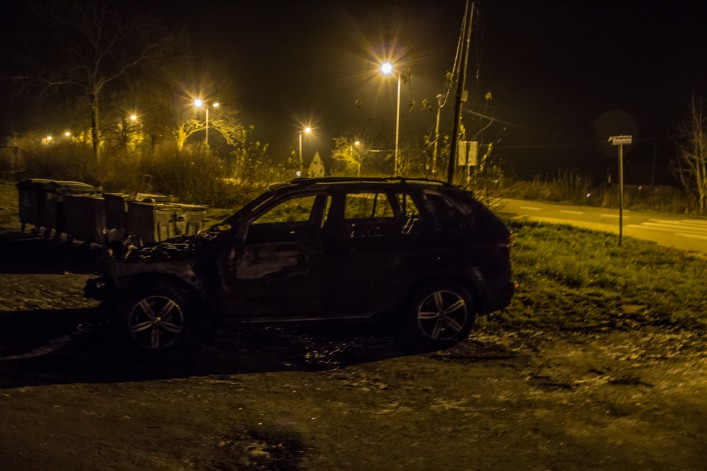 Spalony samochód marki BMW w Dąbrowie. Jakie były przyczyny zapłonu? Zobacz zdjęcia