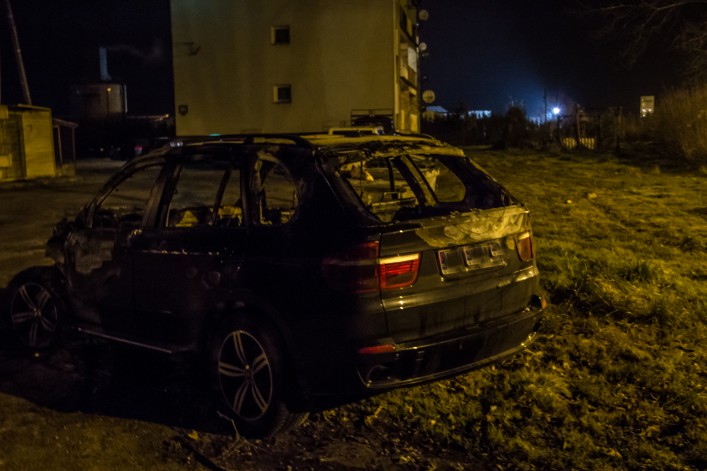 Spalony samochód marki BMW w Dąbrowie. Jakie były przyczyny zapłonu? Zobacz zdjęcia