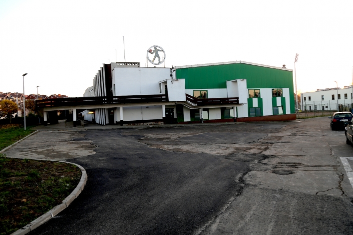 Stara nawierzchnia parkingu i drogi dojazdowej do hali MOSiR-u zostanie wymieniona
