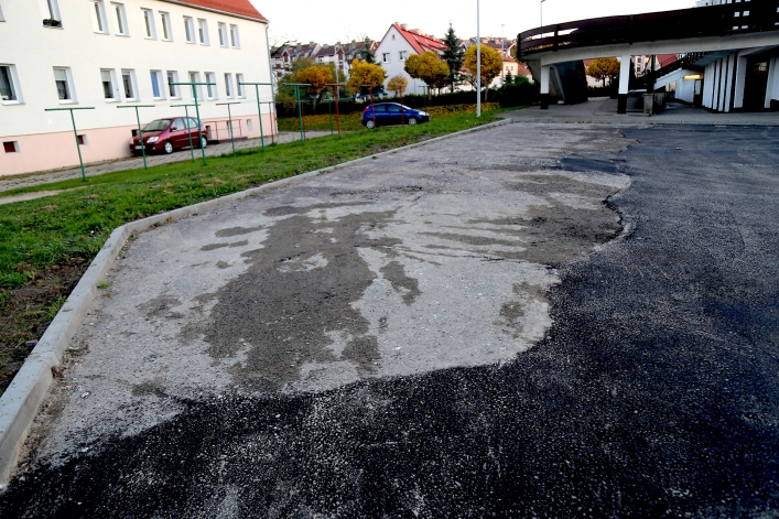 Stara nawierzchnia parkingu i drogi dojazdowej do hali MOSiR-u zostanie wymieniona