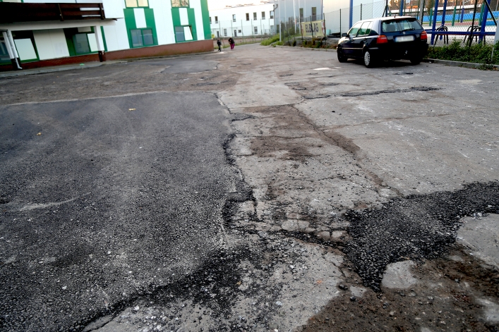 Stara nawierzchnia parkingu i drogi dojazdowej do hali MOSiR-u zostanie wymieniona