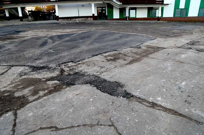 Stara nawierzchnia parkingu i drogi dojazdowej do hali MOSiR-u zostanie wymieniona