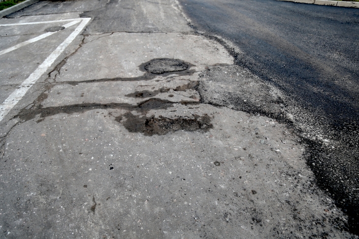 Stara nawierzchnia parkingu i drogi dojazdowej do hali MOSiR-u zostanie wymieniona