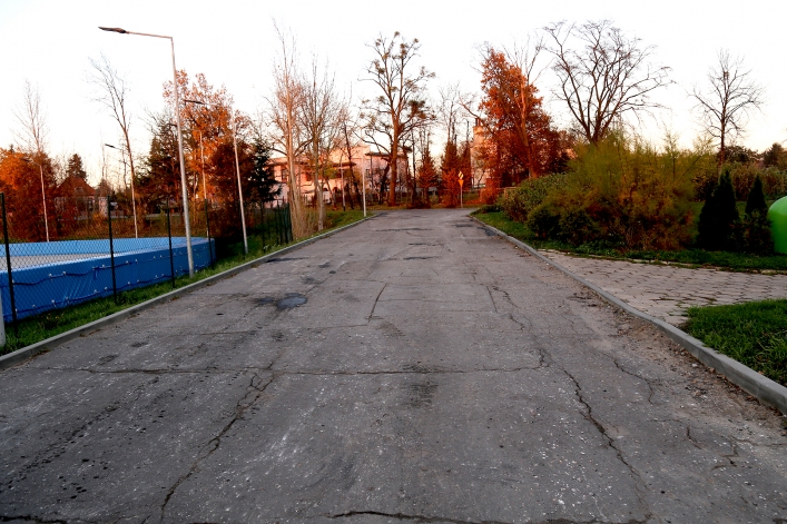 Stara nawierzchnia parkingu i drogi dojazdowej do hali MOSiR-u zostanie wymieniona