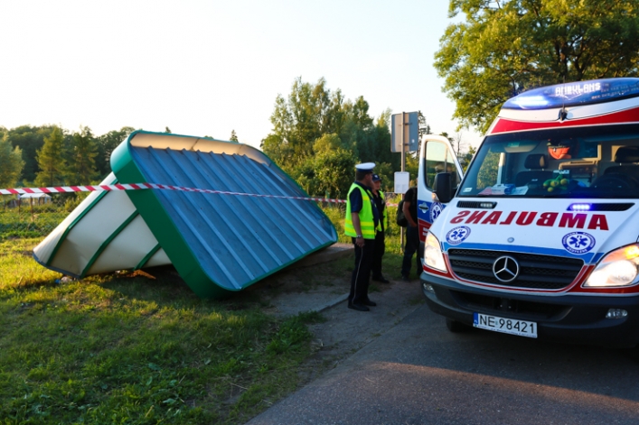 Staranował wiatę przystankową, zatrzymał się w rowie