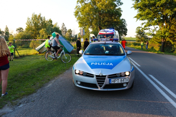 Staranował wiatę przystankową, zatrzymał się w rowie