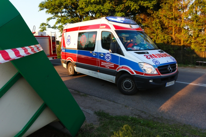 Staranował wiatę przystankową, zatrzymał się w rowie