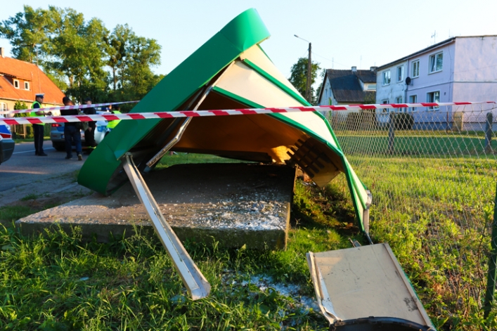 Staranował wiatę przystankową, zatrzymał się w rowie