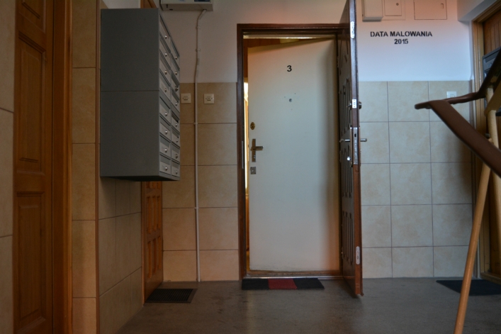 Starsza pani nie dawała znaków życia. Strażacy otworzyli drzwi do mieszkania...