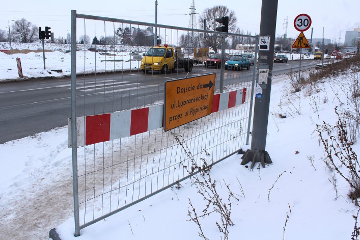 Stosy płyt chodnikowych blokują ruch pieszych na Browarnej