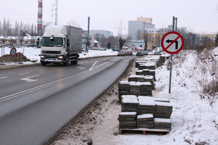 Stosy płyt chodnikowych blokują ruch pieszych na Browarnej