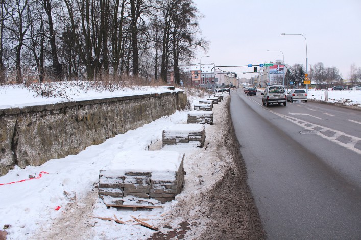 Stosy płyt chodnikowych blokują ruch pieszych na Browarnej