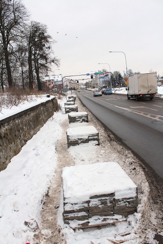 Stosy płyt chodnikowych blokują ruch pieszych na Browarnej