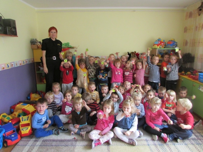 Straż Miejska uczy dzieci poprzez zabawę